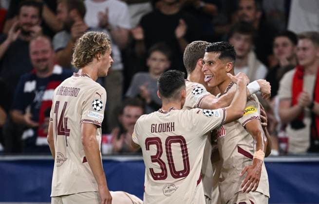 Sport Bilder des Tages FUSSBALL Champions League Qualifikation Saison 2024 2025 Rueckspiel FC Salzburg - Dynamo Kiew 27.08.2024 JUBEL FC Salzburg; Maurits Kjaergaard, Oscar Gloukh, Ignace van der Brempt umarmt Torschuetze zum 1-0 Adam Daghim (v.li.)