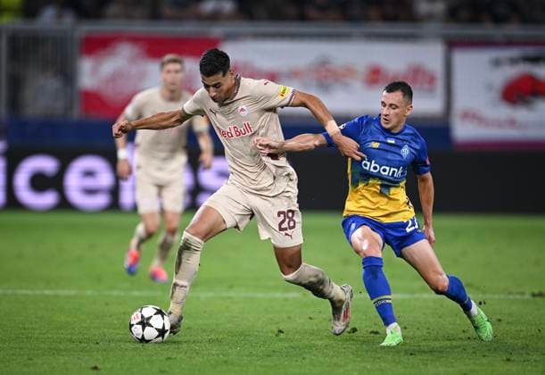 FUSSBALL Champions League Qualifikation Saison 2024 2025 Rueckspiel FC Salzburg - Dynamo Kiew 27.08.2024 Adam Daghim (li, FC Salzburg) gegen Vladyslav Kabaiev (re, Dynamo Kiew)
