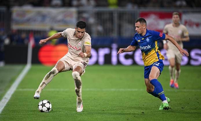 FUSSBALL Champions League Qualifikation Saison 2024 2025 Rueckspiel FC Salzburg - Dynamo Kiew 27.08.2024 Adam Daghim (li, FC Salzburg) gegen Vladyslav Kabaiev (re, Dynamo Kiew)