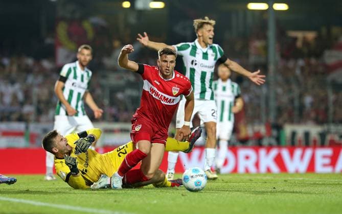 Sport Themen der Woche KW35 Sport Bilder des Tages Münster , Fußball DFB Pokal Runde 1 , SC Preußen Münster vs. VfB Stuttgart , (L-R) Torwart Morten Behrens (Preußen Münster), Ermedin Demirovic (VfB Stuttgart) Gemäß den Vorgaben des DFB Deutscher Fußball Bund ist es untersagt, in dem Stadion und oder vom Spiel angefertigte Fotoaufnahmen in Form von Sequenzbildern und oder videoähnlichen Fotostrecken zu verwerten bzw. verwerten zu lassen. *** Münster , Football DFB Cup Round 1 , SC Preußen Münster vs VfB Stuttgart , L R Goalkeeper Morten Behrens Preußen Münster , Ermedin Demirovic VfB Stuttgart According to the regulations of the DFB German Football Association, it is prohibited to use or have used photographs taken in the stadium and or of the match in the form of sequential images and or video-like photo series