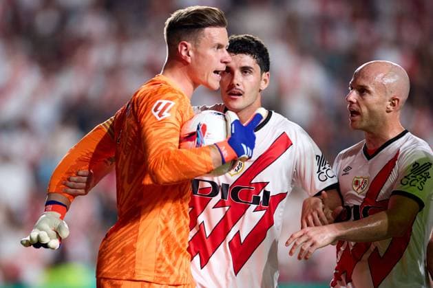 Sport Themen der Woche KW35 Sport Bilder des Tages Marc Andre ter Stegen of FC Barcelona, Barca and Isi Palazon of Rayo Vallecano during the LaLiga EA Sports match between Rayo Vallecano and FC Barcelona at Estadio de Vallecas o on August 27, 2024 in Madrid, Spain. (Photo by: LGM Panoramic) Football : Rayo Vallecano vs FC Barcelona - la liga EA - 27 08 202 LGM Panoramic 