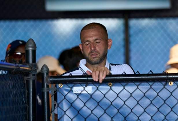 US Open Tennis 2024 Dan Evans looks exhausted as he leaves court of a toilet break during the longest match in US Open history in the first round on court 6 at the 2024 US Open Tennis Championships at the National Tennis centre, New York, New York, 27 Aug 2024., Credit:Peter van den Berg Avalon USA, New York, New York, National Tennis Centre  Copyright: xPeterxvanxdenxBergx xAvalonx 0901956095