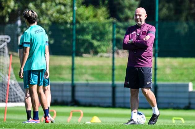 Anderlecht s head coach Brian Riemer pictured during a training session of Belgian soccer team RSC Anderlecht, on Wednesday 28 August 2024 in Brussels. The team is preparing for tomorrow s game against Belarusian FC Dinamo Minsk, the return leg of the play-offs for the UEFA Europa League competition. Anderlecht won the first leg 0-1. TOM GOYVAERTS TomxGoyvaerts  x99222904x