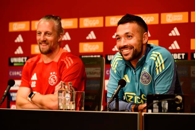 AMSTERDAM - Ajax goalkeeper Remko Pasveer, Ajax coach Francesco Farioli during the press conference, PK, Pressekonferenz prior to the second play-off match in the Europa League against the Polish Jagiellonia Bialystok. ANP OLAF KRAAK xVIxANPxSportx xxANPxIVx 506941319 originalFilename: 506941319.jpg