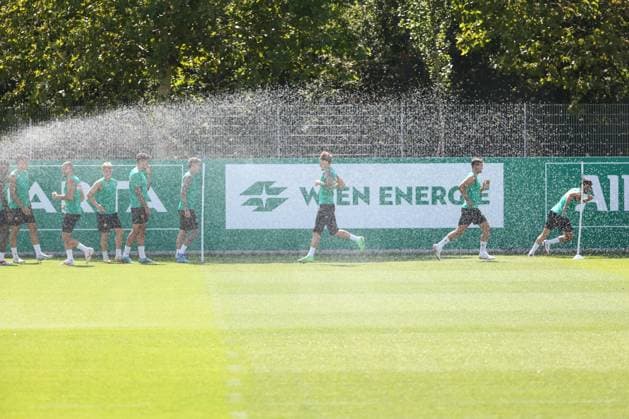 SOCCER - UEFA EL, Rapid vs Braga VIENNA,AUSTRIA,28.AUG.24 - SOCCER - UEFA Europa League, qualification, SK Rapid Wien vs Sporting Club de Braga, preview, training Rapid. Image shows the team of Rapid.  GEPAxpictures xArminxRauthner