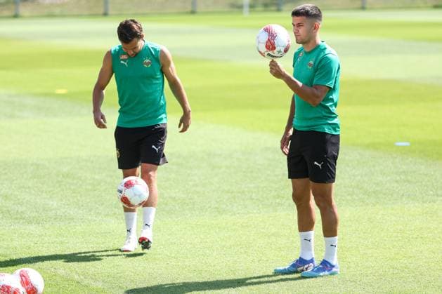 SOCCER - UEFA EL, Rapid vs Braga VIENNA,AUSTRIA,28.AUG.24 - SOCCER - UEFA Europa League, qualification, SK Rapid Wien vs Sporting Club de Braga, preview, training Rapid. Image shows Louis Schaub and Jonas Auer (Rapid).  GEPAxpictures xArminxRauthner