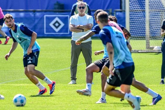 Sport Themen der Woche KW35 Sport Bilder des Tages Sportchef Stefan Kuntz ( HSV ) schaut dem Training zu Deutschland , Hamburg , Trainingsgelände am Volksparkstadion , Fussball , 2 Bundesliga , Training des Hamburger SV *** Head of Sport Stefan Kuntz HSV watches the training Germany , Hamburg , Training ground at Volksparkstadion , Football , Bundesliga 2 , Training of Hamburger SV