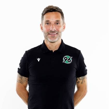 Trainer Stefan Leitl, Hannover 96. Porträttermin Saison 2024 2025 2. BL Bundesliga Copyright: Hannover 96 Lars Kaletta; Fussball GER Porträt Vorstellung Präsentation Pressetermin Headshot Headshots xptt