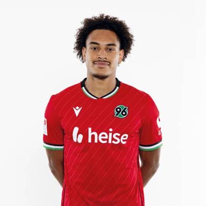 Monju Thaddäus Momuluh, Hannover 96. Porträttermin Saison 2024 2025 2. BL Bundesliga Copyright: Hannover 96 Lars Kaletta; Fussball GER Porträt Vorstellung Präsentation Pressetermin Headshot Headshots xptt