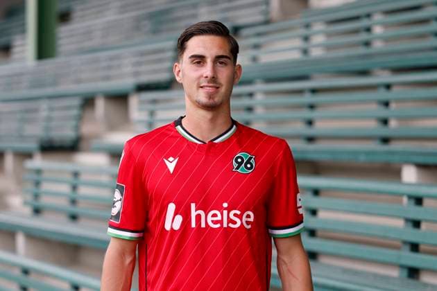 Fußball, 3. Liga, Hannover 96 II Porträttermin 2024 2025 Jorden Winter, Hannover 96 II. U23 U 23, Porträttermin Saison 2024 2025 3. Liga Copyright: Hannover 96 Lars Kaletta; Fussball GER Porträt Vorstellung Präsentation Pressetermin Headshot Headshots xptt