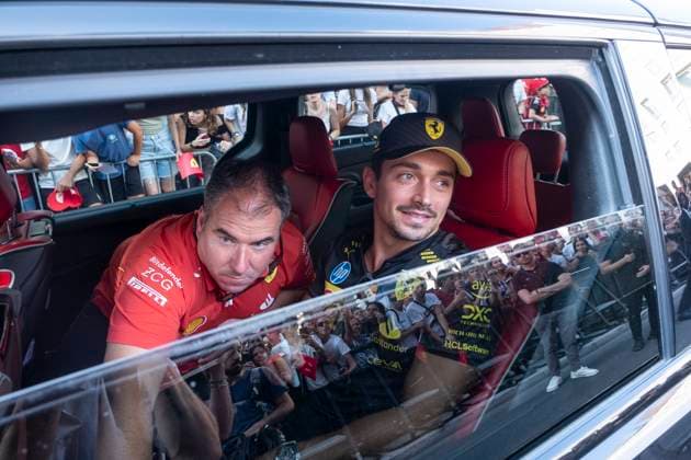 Sport Bilder des Tages P.za San Babila. I piloti di Formula 1 del team Ferrari incontrano i fans presso lo shop Rayban in occasione del Gran Premio di Monza.- Cronaca- Milano, Italia - Mercoled& xec; 28 Agosto 2024 (Foto Alessandro Cimma Lapresse) P.za San Babila. Formula 1 drivers from the Ferrari team meet fans at the Rayban shop during the Monza Grand Prix.- Chronicle- Milan, Italy - Wednesday, Aug. 28, 2024 (Photo Alessandro Cimma Lapresse) Charles Leclerc  Copyright: xAlessandroxCimma LaPresse Alessax