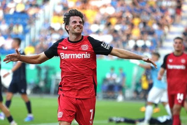 Sport Themen der Woche KW35 Sport Bilder des Tages DFB-Pokal: FC Carl Zeiss Jena vs. Bayer 04 Leverkusen, 28.08.24 Tor-Jubel von Jonas Hofmann (7, Bayer Leverkusen). Fußball, DFB-Pokal, 1. Runde: FC Carl Zeiss Jena vs. Bayer 04 Leverkusen am 28.08.24 im Ernst-Abbe-Sportfeld ad hoc arena, Jena. DFL REGULATIONS PROHIBIT ANY USE OF PHOTOGRAPHS AS IMAGE SEQUENCES AND OR QUASI-VIDEO. *** DFB Pokal FC Carl Zeiss Jena vs Bayer 04 Leverkusen, 28 08 24 Goal celebration by Jonas Hofmann 7, Bayer Leverkusen Soccer, DFB Pokal, 1 round FC Carl Zeiss Jena vs Bayer 04 Leverkusen on 28 08 24 at Ernst Abbe Sportfeld ad hoc arena, Jena DFL REGULATIONS PROHIBIT ANY USE OF PHOTOGRAPHS AS IMAGE SEQUENCES AND OR QUASI VIDEO Copyright: xBEAUTIFULxSPORTS JanxKaeferx