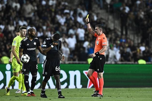 Qarabag v GNK Dinamo Zagreb - UEFA Champions Qualifying Play-Off: Second Leg BAKU, AZERBAIJAN - AUGUST 28: Referee Michael Oliver shows a yellow card to Kevin Medina of Qarabag during the UEFA Champions Qualifying Play-Off Second Leg match between Qarabag and GNK Dinamo Zagreb at Tofiq Bahramov Stadium on August 28, 2024 in Baku, Azerbaijan.  MarkoxLukunic PIXSELL
