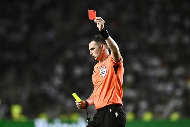 Qarabag v GNK Dinamo Zagreb - UEFA Champions Qualifying Play-Off: Second Leg BAKU, AZERBAIJAN - AUGUST 28: Referee Michael Oliver show a red card during the UEFA Champions Qualifying Play-Off Second Leg match between Qarabag and GNK Dinamo Zagreb at Tofiq Bahramov Stadium on August 28, 2024 in Baku, Azerbaijan.  MarkoxLukunic PIXSELL