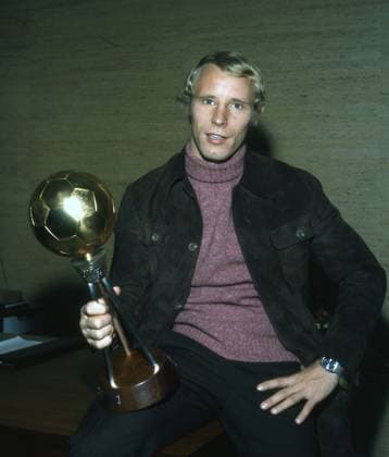 Archivbilder der Woche SPORT KW35 Berti Vogts (Borussia Mönchengladbach) mit der Trophae zum Fußballer des Jahres 1971. Aufnahme 01.10.1971 Â *** Berti Vogts Borussia Mönchengladbach with the Trophy for Footballer of the Year 1971 Recording 01 10 1971 Â HM