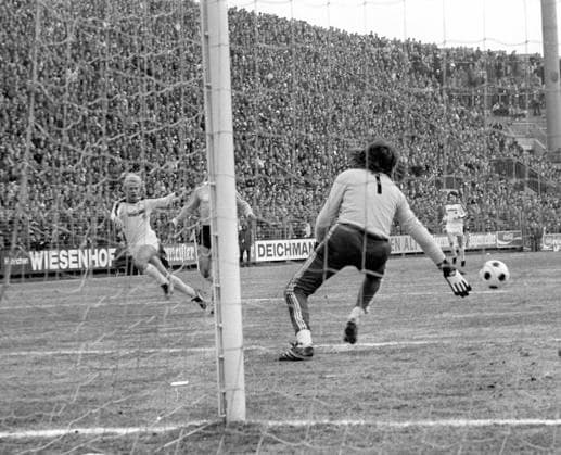 Archivbilder der Woche SPORT KW35 VFL Borussia Mönchengladbach - Hamburger SV 4:3 09.02.1979 Tor 1:0 durch Hans-Günter Bruns (links) gegen Torwart Rudi Kargus (HSV) *** VFL Borussia Mönchengladbach Hamburger SV 4 3 09 02 1979 Goal 1 0 by Hans Günter Bruns left against goalkeeper Rudi Kargus HSV HM