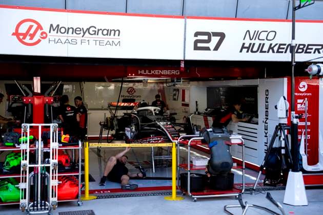 MONZA - Haas F1 Team mechanics are working on Nico Hulkenberg s car at the Autodromo Nazionale Monza circuit in the run-up to the Italian Grand Prix. ANP SANDER KONING xVIxANPxSportx xxANPxIVx 507007873 originalFilename: 507007873.jpg