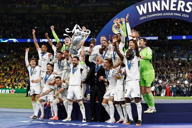 LONDON - Real Madrid goalkeeper Thibaut Courtois, Daniel Carvajal of Real Madrid, Eder Militao of Real Madrid, David Alaba of Real Madrid, Jude Bellingham of Real Madrid, Nacho of Real Madrid, Vinicius Junior of Real Madrid, Toni Kroos of Real Madrid, Luka Modric of Real Madrid, Rodrygo of Real Madrid, Jude Bellingham of Real Madrid, Real Madrid goalkeeper Andriy Lunin, Joselu of Real Madrid, Federico Valverde of Real Madrid, Lucas Vazquez of Real Madrid, Aurelien Tchouameni of Real Madrid, Dani Ceballos of Real Madrid , Brahim Diaz of Real Madrid, Antonio Rudiger of Real Madrid, Ferland Mendy of Real Madrid, Arda Guler of Real Madrid, Real Madrid goalkeeper Kepa Arrizabalaga, Real Madrid goalkeeper Javier Belman, Real Madrid coach Carlo Ancelotti, Real Madrid assistant coach Davide Ancelotti, Real Madrid assistant coach Francesco Mauri with UEFA Champions League trophy, Coupe des clubs Champions Europeans during the UEFA Champions League Final between Borussia Dortmund and Real Madrid at Wembley Stadium on June 1, 2024 in London, United Kingdom. ANP Hollandse Hoogte MAURICE VAN STEEN UEFA Champions League 2023 24 FINAL 2024 xVIxANPxSportx xVanxSteenxFotografiexIVx 507008604 originalFilename: 507008604.jpg