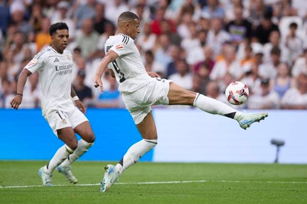 Kyliam Mbappe (Real Madrid CF) kontrolliert den Ball, LaLiga, Real Madrid v Real Valladolid, Santiago BernabÃ u, 25.08.2024, Madrid, Spainen. Defodi-071_RMCVLL20240825_038