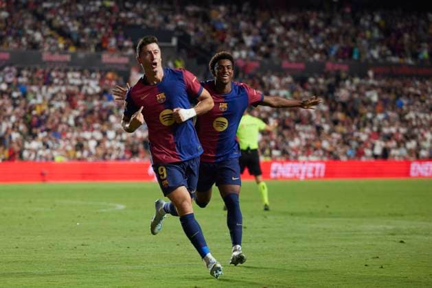 Robert Lewandowski FC Barcelona, Barca and Lamine Yamal (FC Barcelona) jubelt nach einem Tor, das spaeter nach einer VAR-Kontrolle nicht anerkannt wird, LaLiga, Rayo Vallecano v FC Barcelona, Campo de Futbol de Vallecas, 27.08.2024, Madrid, Spainen. Defodi-071_RAYFCB20240827_106A