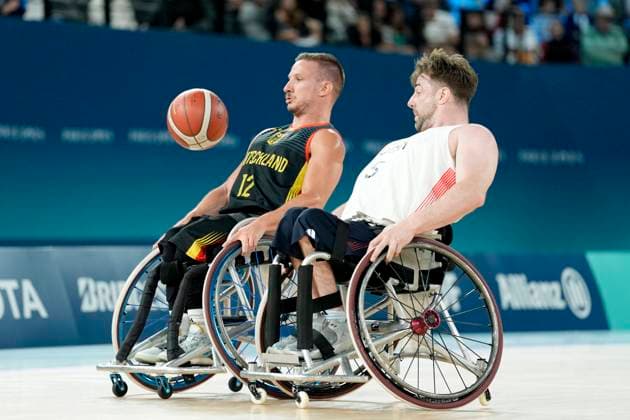 Sport Themen der Woche KW35 Sport Bilder des Tages Jens-Eike Albrecht (Germany) and Simon Brown (Great Britain) battle for the ball, men™s Group A weelchair basketball, Germany and Great Britain, Bercy Arena, August 29, 2024, Paris, France.