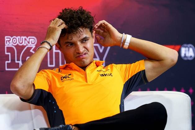 Lando Norris of Great Britain and McLaren gestikuliert, Gestik, Gesten während der Pressekonferenz, Previews, F1 Grand Prix of Italy, Autodromo Nazionale Monza am 29. August 2024 in Monza, Italy. (Foto von Diogo Cardoso DeFodi Images) Lando Norris of Great Britain and McLaren gestures with dejection during the press conference, PK, Pressekonferenz Previews, F1 Grand Prix of Italy, Autodromo Nazionale Monza on August 29, 2024 in Monza, Italy. (Photo by Diogo Cardoso DeFodi Images) Defodi-645_f1ita20240829_0227