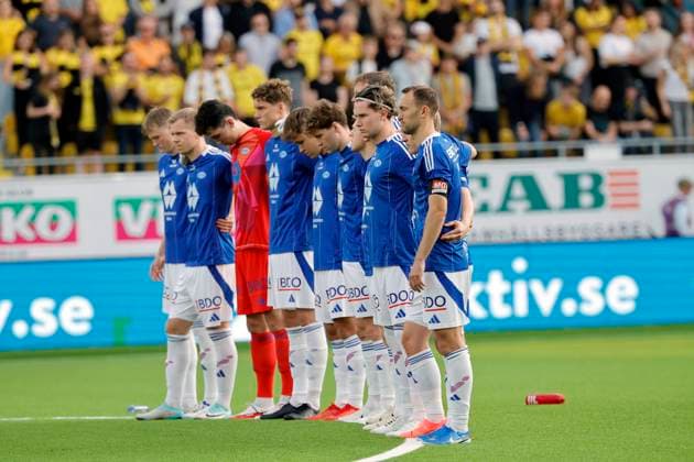 BORAS, SVERIGE 20240829 Moldes spelare under en tyst minut för Sven-Göran Svennis Eriksson innan torsdagens kvalmatch till Europa League mellan IF Elfsborg och Molde FK pa Boras Arena. BORAS SVERIGE x9200x