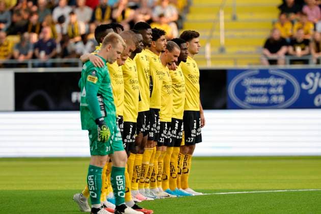 BORAS, SVERIGE 20240829 Elfsborgs spelare under en tyst minut för Sven-Göran Svennis Eriksson innan torsdagens kvalmatch till Europa League mellan IF Elfsborg och Molde FK pa Boras Arena. BORAS SVERIGE x9200x
