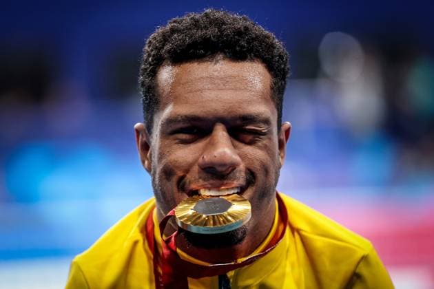 Sport Themen der Woche KW35 Sport Bilder des Tages 2024 Paris Paralympic Games, La DÃ Gabriel Geraldo dos Santos Araujo withy his gold medal 29 8 2024  Copyright: x INPHO TomxMaherx B48I2946