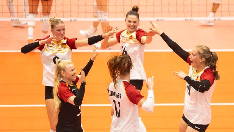 29.08.2024, Volleyball, Qualifikation zur Europameisterschaft 2026, CEV EuroVolley 2026 Qualifier,Frauen, 2. Spieltag, Deutschland - Finnland Die deutschen Volleyballerinnen freuen sich. Lina Alsmeier (Deutschland, li.), Anna Pogany (Deutschland, vorne, 2.v.li.), Anastasia Cekulaev (Deutschland, 3.v.li.), Antonia Stautz (Deutschland, 2.v.re.) und Lena Kindermann (Deutschland, re.) Schwerin Palmberg Arena Mecklenburg-Vorpommern Deutschland