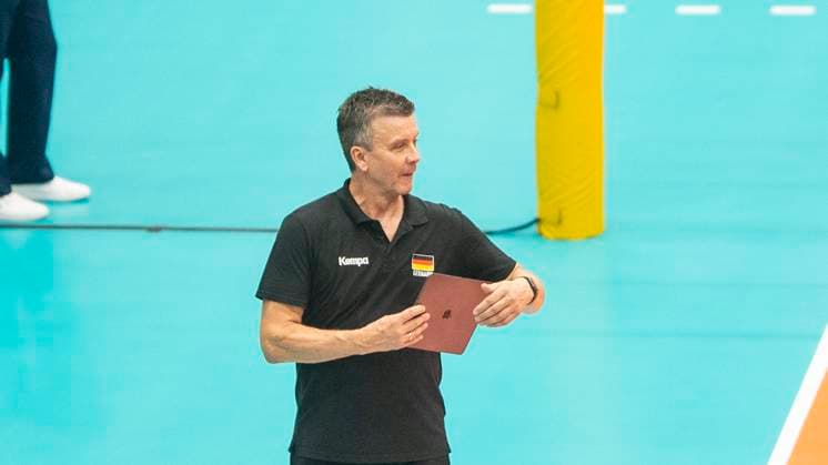 29.08.2024, Volleyball, Qualifikation zur Europameisterschaft 2026, CEV EuroVolley 2026 Qualifier,Frauen, 2. Spieltag, Deutschland - Finnland Trainer Alexander Waibl (Deutschland) Schwerin Palmberg Arena Mecklenburg-Vorpommern Deutschland
