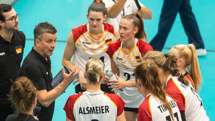Sport Bilder des Tages 29.08.2024, Volleyball, Qualifikation zur Europameisterschaft 2026, CEV EuroVolley 2026 Qualifier,Frauen, 2. Spieltag, Deutschland - Finnland Trainer Alexander Waibl (Deutschland, 2.v.li.) gibt seinen Spielerinnen Anweisungen. Schwerin Palmberg Arena Mecklenburg-Vorpommern Deutschland