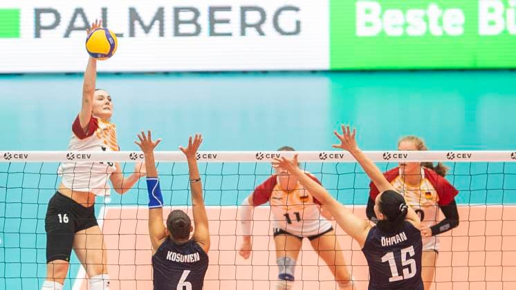 29.08.2024, Volleyball, Qualifikation zur Europameisterschaft 2026, CEV EuroVolley 2026 Qualifier,Frauen, 2. Spieltag, Deutschland - Finnland Anastasia Cekulaev (Deutschland, li.) schmettert den Ball ins gegnerische Feld. Schwerin Palmberg Arena Mecklenburg-Vorpommern Deutschland