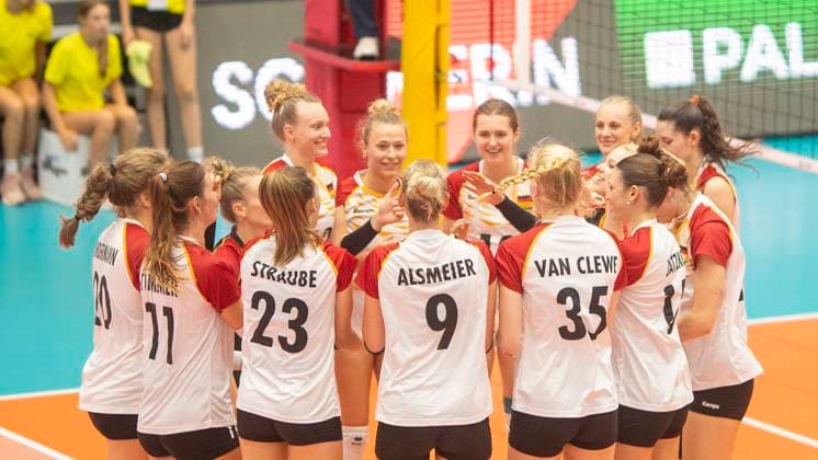 29.08.2024, Volleyball, Qualifikation zur Europameisterschaft 2026, CEV EuroVolley 2026 Qualifier,Frauen, 2. Spieltag, Deutschland - Finnland (3:0) Die deutschen Spielrinnen feiern den Sieg. Schwerin Palmberg Arena Mecklenburg-Vorpommern Deutschland