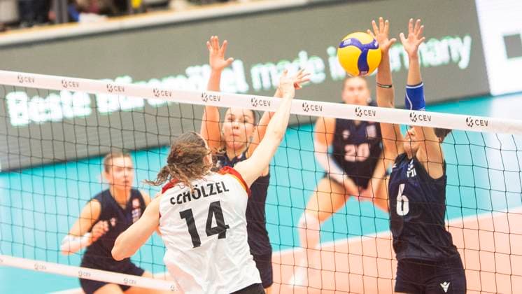 29.08.2024, Volleyball, Qualifikation zur Europameisterschaft 2026, CEV EuroVolley 2026 Qualifier,Frauen, 2. Spieltag, Deutschland - Finnland (3:0) Marie Schölzel (Deutschland, vorne) gegen Jessica Kosonen (Finnland, re.) Schwerin Palmberg Arena Mecklenburg-Vorpommern Deutschland