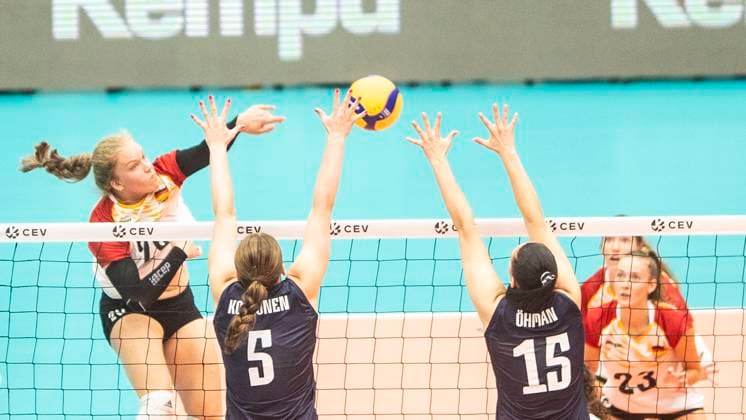 29.08.2024, Volleyball, Qualifikation zur Europameisterschaft 2026, CEV EuroVolley 2026 Qualifier,Frauen, 2. Spieltag, Deutschland - Finnland (3:0) Lena Kindermann (Deutschland, li.) gegen Suvi Kokkonen (Finnland, 2.v.li.) und Daniela Öhman (Finnland, 3.v.li.) Schwerin Palmberg Arena Mecklenburg-Vorpommern Deutschland