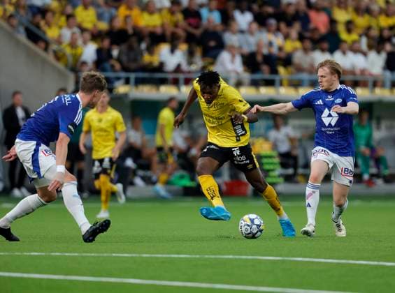BORAS, SVERIGE 20240829 Elfsborgs Jalal Abdullai försöker ta sig förbi Moldes Casper oyvann och Mats Moller Daehli under torsdagens kvalmatch till Europa League mellan IF Elfsborg och Molde FK pa Boras Arena. BORAS SVERIGE x9200x