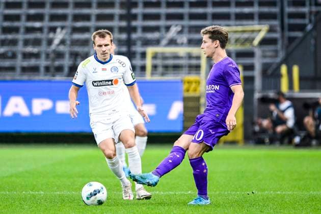 Dinamo s Dmitry Podstrelov and Anderlecht s Yari Verschaeren pictured in action during a soccer game between Belgian RSC Anderlecht and Belarusian FC Dinamo Minsk, Thursday 29 August 2024 in Brussels, the return leg of the play-offs for the UEFA Europa League competition. Anderlecht won the first leg 0-1. TOM GOYVAERTS TomxGoyvaerts  x99326693x