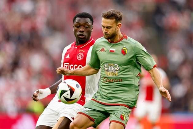AMSTERDAM, 29-08-2024 , JohanCruyff Arena, Europa League Play Offs, season 2024 2025, Ajax- Jagiellonia Bialystok. (L-R) Jagiellonia Bialystok player Mateusz Skrzypczak, Ajax player Brian Brobbey Ajax - Jagiellonia Bialystok  x26143028x Copyright: