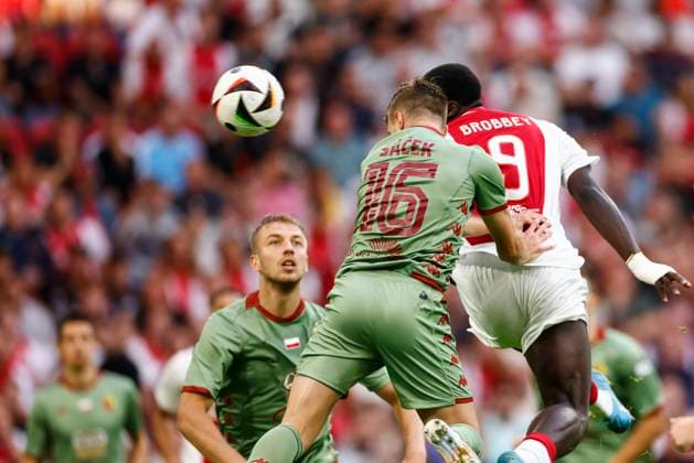 AMSTERDAM, 29-08-2024 , JohanCruyff Arena, Europa League Play Offs, season 2024 2025, Ajax- Jagiellonia Bialystok. (L-R) Jagiellonia Bialystok player Michal Sacek, Ajax player Brian Brobbey Ajax - Jagiellonia Bialystok  x26143047x Copyright: