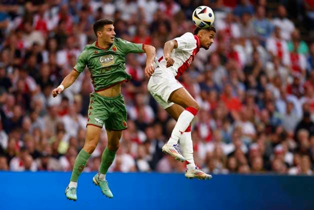 AMSTERDAM, 29-08-2024 , JohanCruyff Arena, Europa League Play Offs, season 2024 2025, Ajax- Jagiellonia Bialystok. (L-R) Jagiellonia Bialystok player Michal Sacek, Ajax player Devyne Rensch Ajax - Jagiellonia Bialystok  x26143149x Copyright: