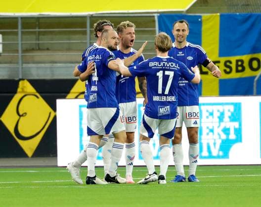 BORAS, SVERIGE 20240829 Moldes 14 Veton Berisha (till vänster) jublar med lagkamraterna efter 0-1 i 62:a minuten under torsdagens kvalmatch till Europa League mellan IF Elfsborg och Molde FK pa Boras Arena. BORAS SVERIGE x9200x