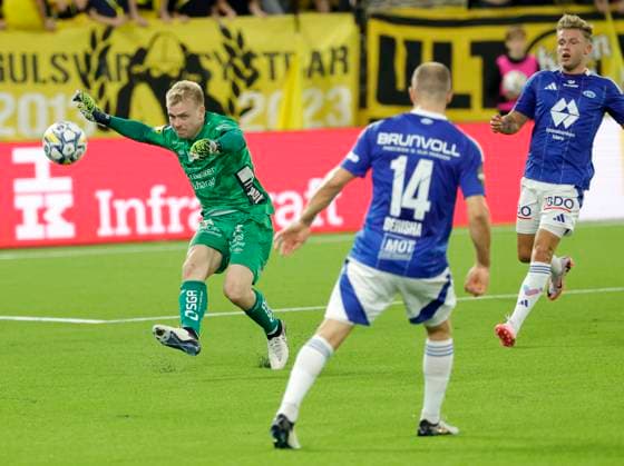 BORAS, SVERIGE 20240829 Elfsborgs malvakt Isak Pettersson rensar undan bollen fran Moldes spelare under torsdagens kvalmatch till Europa League mellan IF Elfsborg och Molde FK pa Boras Arena. BORAS SVERIGE x9200x