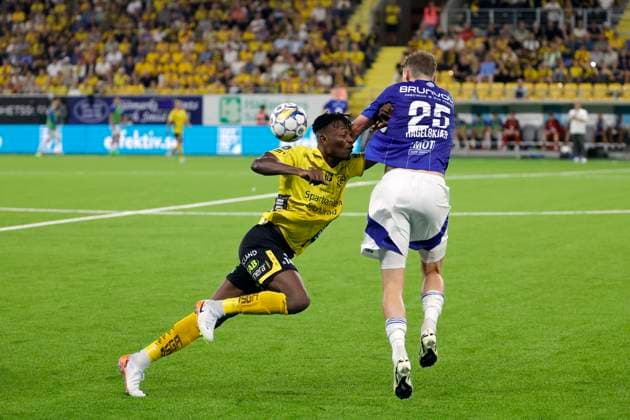 BORAS, SVERIGE 20240829 Elfsborgs Jalal Abdullai mot Moldes Anders Hagelskjaer under torsdagens kvalmatch till Europa League mellan IF Elfsborg och Molde FK pa Boras Arena. BORAS SVERIGE x9200x