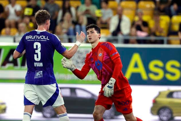 BORAS, SVERIGE 20240829 Moldes Casper Oyvann gratulerar malvakten Albert Posiadala efter en räddning under torsdagens kvalmatch till Europa League mellan IF Elfsborg och Molde FK pa Boras Arena. BORAS SVERIGE x9200x