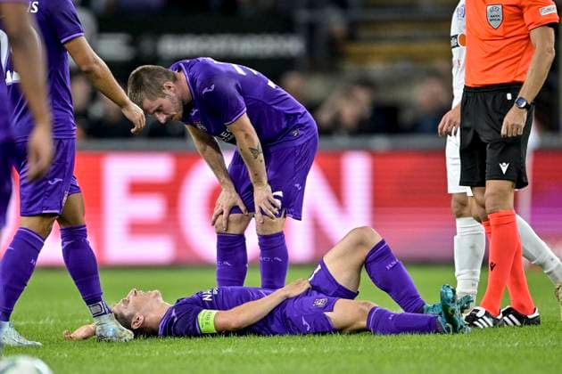 RSC Anderlecht v FC Dinamo Minsk - UEFA Europa League Play-off ANDERLECHT, BELGIUM - AUGUST 29 : injury of Verschaeren Yari midfielder of RSC Anderlecht during the UEFA Europa League Qualifiers Play-off 2nd leg match between RSC Anderlecht and FC Dinamo Minsk on August 29, 2024 in Anderlecht, Belgium, 29 08 2024 Anderlecht Belgium  Copyright: xSesx