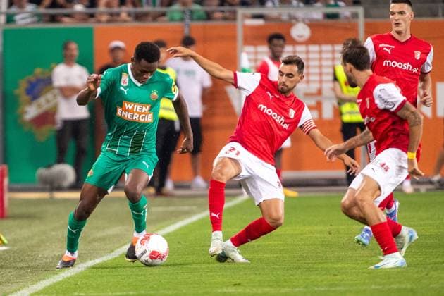 SOCCER - UEFA EL, Rapid vs Braga VIENNA,AUSTRIA,29.AUG.24 - SOCCER - UEFA Europa League, qualification, SK Rapid Wien vs Sporting Club de Braga. Image shows Mamadou Sangare (Rapid) and Ricardo Horta (Braga).  GEPAxpictures xPhilippxBrem