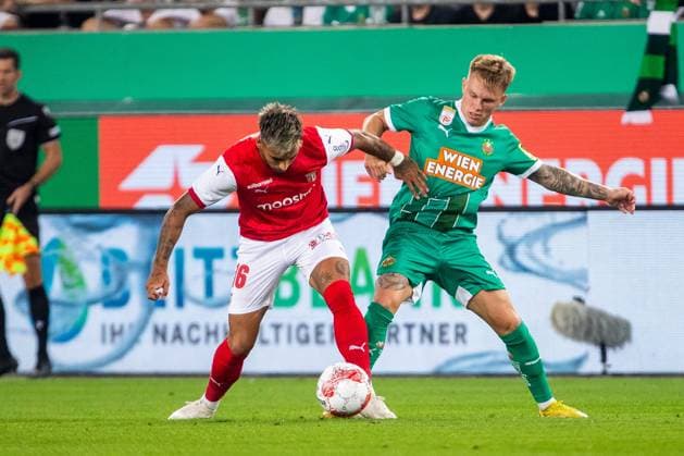 SOCCER - UEFA EL, Rapid vs Braga VIENNA,AUSTRIA,29.AUG.24 - SOCCER - UEFA Europa League, qualification, SK Rapid Wien vs Sporting Club de Braga. Image shows Rodrigo Zalazar (Braga) abd Isak Jansson (Rapid).  GEPAxpictures xPhilippxBrem