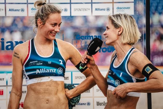 Beachvolleyball Frauen Allianz German Beach Tour Deutsche Beachvolleyball-Meisterschaft 2024 29.08.2024 v.l. Louisa Lippmann und Laura Ludwig im Interview Timmendorfer Strand Ahmann-Hager-Arena Schleswig-Holstein Deutschland