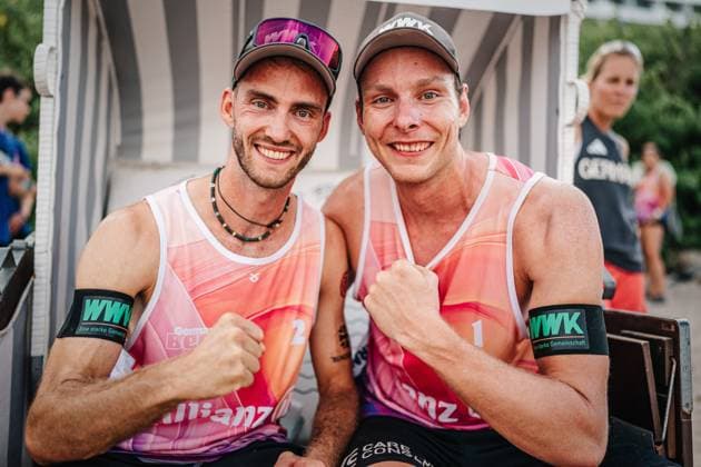 Beachvolleyball Männer Allianz German Beach Tour Deutsche Beachvolleyball-Meisterschaft 2024 29.08.2024 v.l. Clemens Wickler und Nils Ehlers freuen sich nach dem Sieg Timmendorfer Strand Ahmann-Hager-Arena Schleswig-Holstein Deutschland